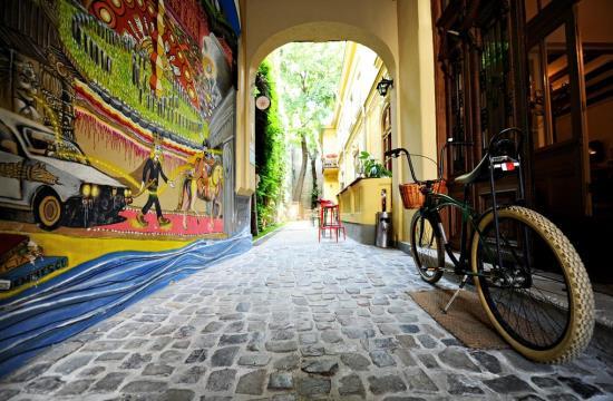 Bucharest Otopeni Airport to Umbrella Hostel 